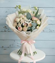 Букет цветов из:  Розы и Лизиантусы в Каменке Пензенской области