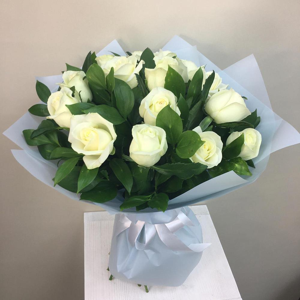 Букет 15 Белых роз Проуд в Каменке Пензенской области