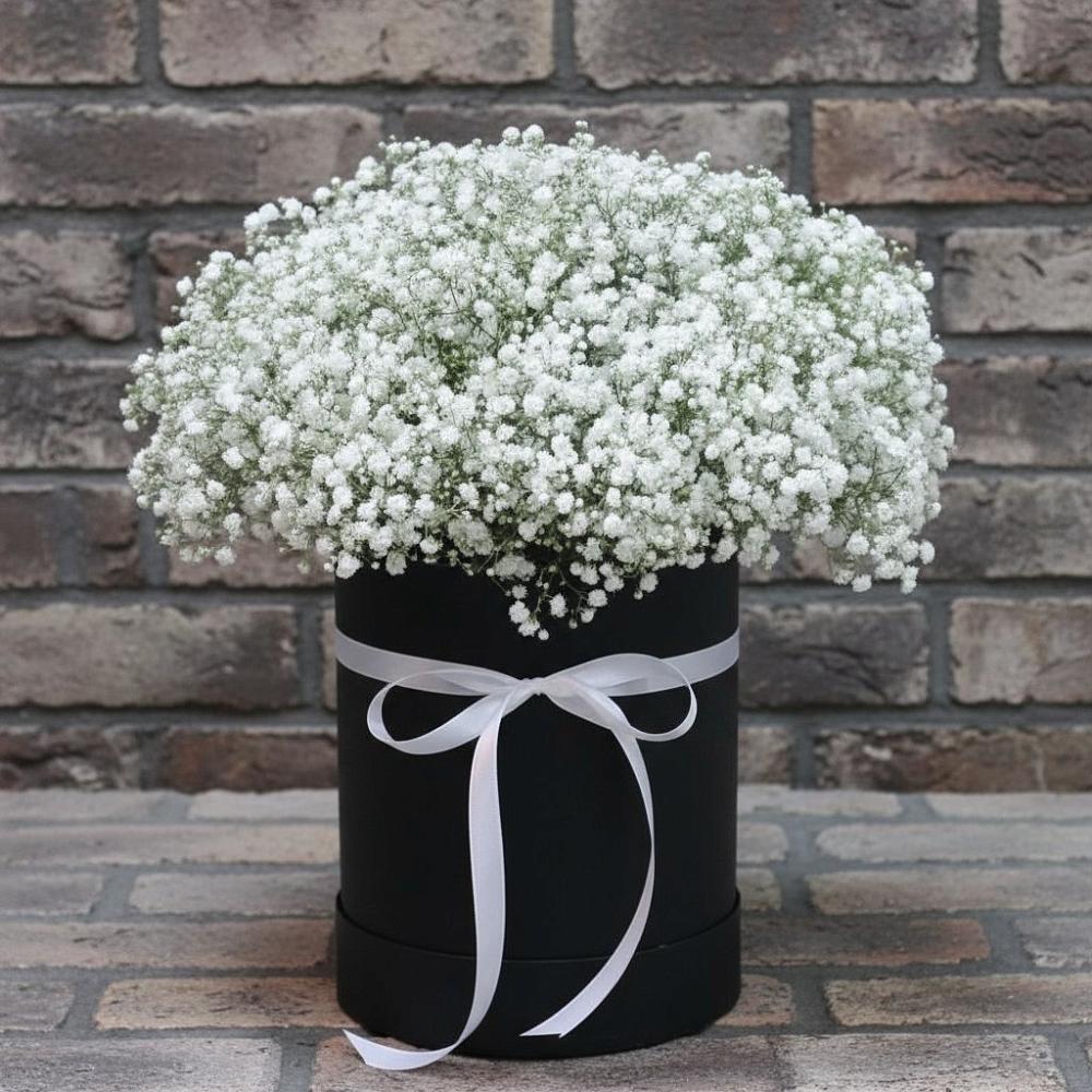 Цветочная композиция из Гипсофила в шляпной коробке в Каменке Пензенской области