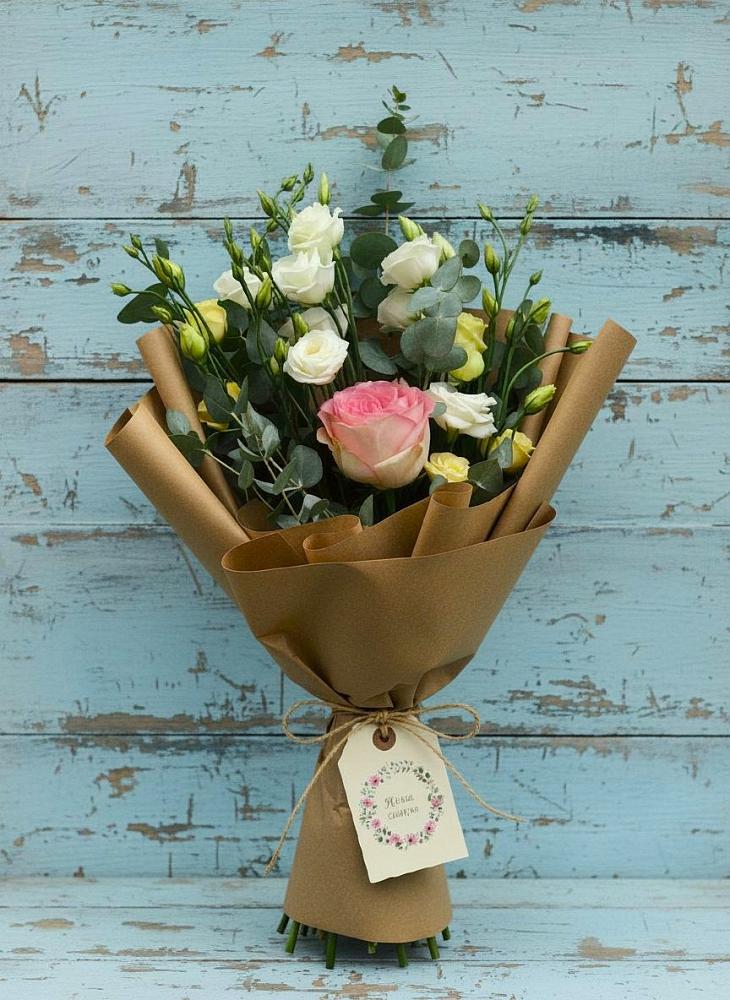 Букет цветов из: Розы и Лизиантусы в Каменке Пензенской области