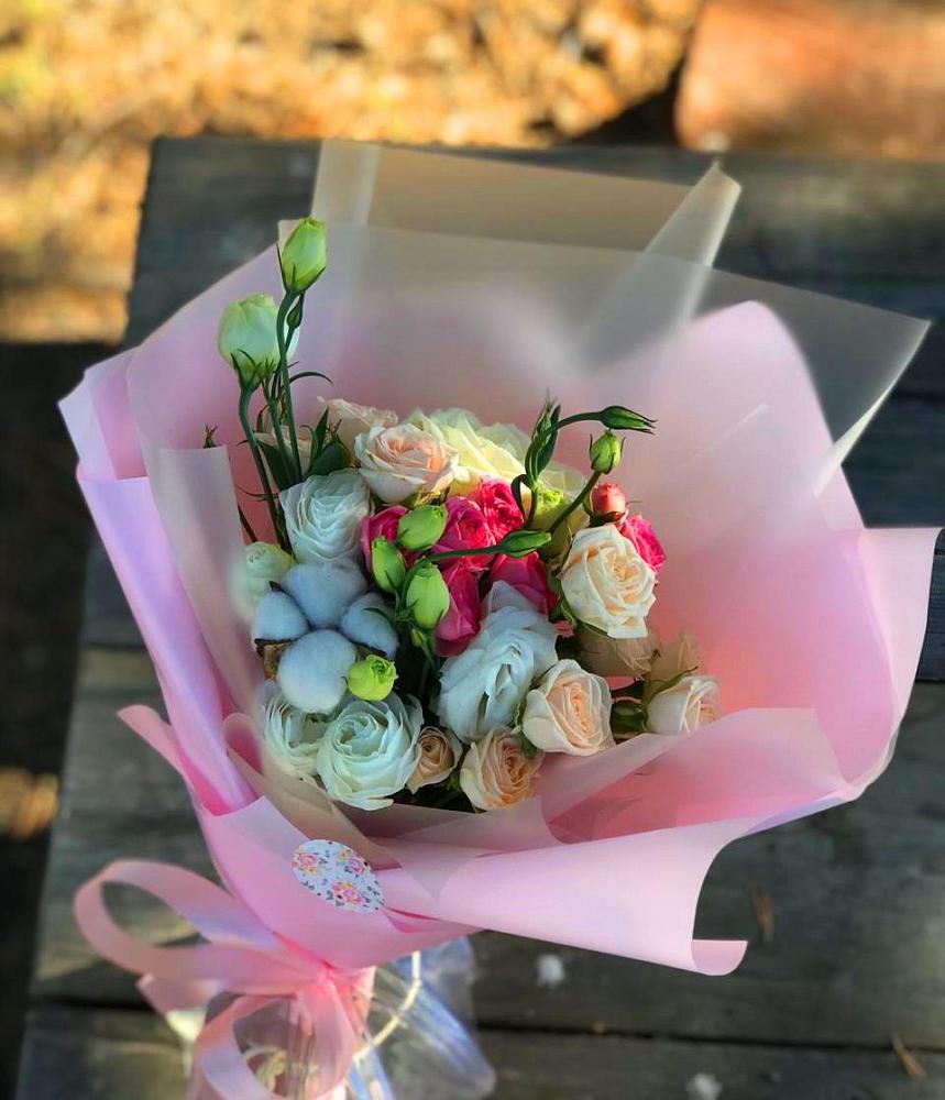 Букет цветов из: Розы и Лизиантусы в Каменке Пензенской области