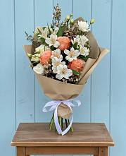 Букет цветов из:  Альстромерии, Лизиантусы, Розы и Хризантемы в Каменке Пензенской области