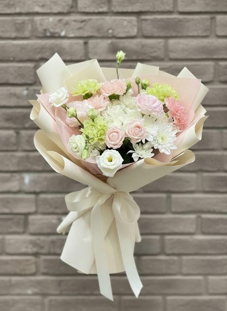 Букет цветов из: Гвоздики, Розы, Лизиантусы и Хризантемы в Каменке Пензенской области