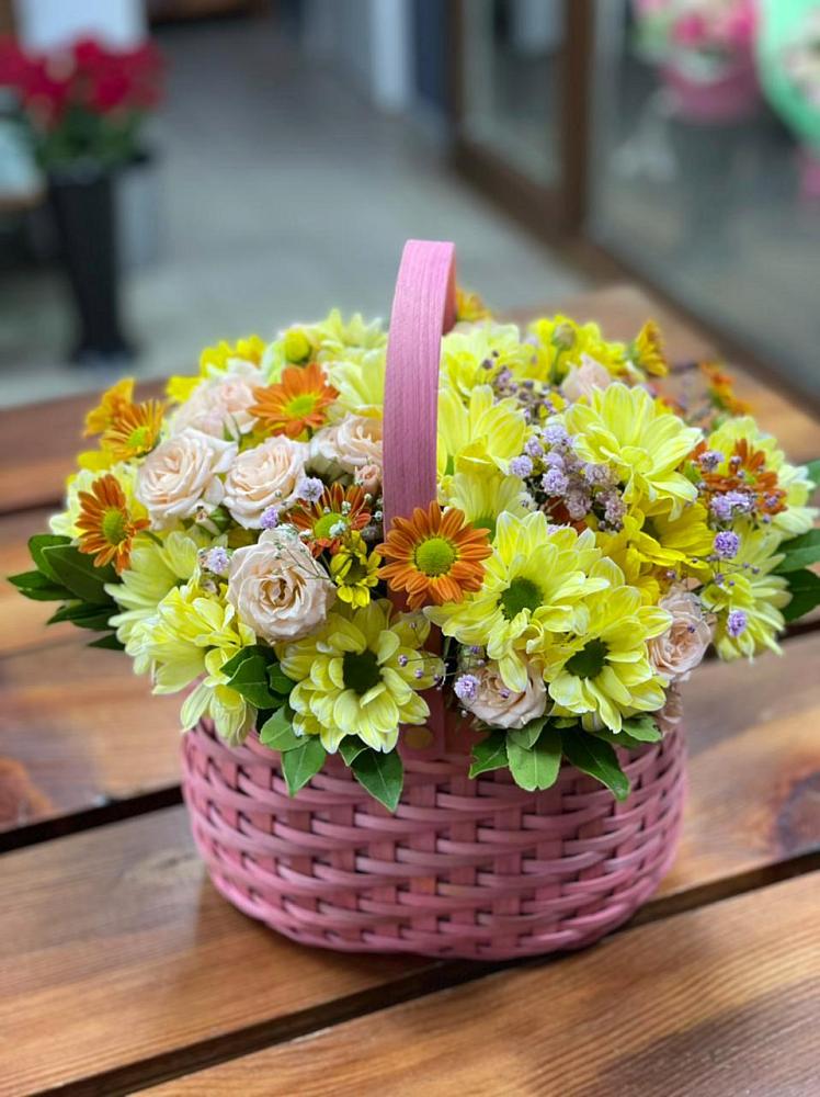 Цветочная композиция из Хризантемы и Розы в корзине в Каменке Пензенской области