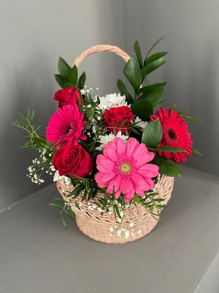 Цветочная композиция из Розы, Хризантемы и Герберы в корзине в Каменке Пензенской области