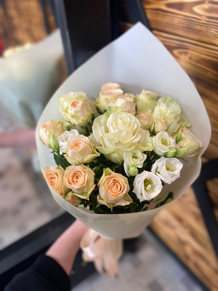 Букет цветов из: Розы и Лизиантусы в Каменке Пензенской области