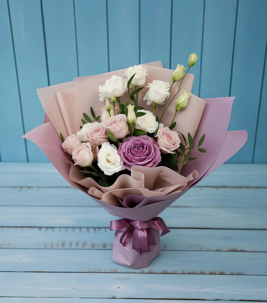 Букет цветов из: Розы и Лизиантусы в Каменке Пензенской области